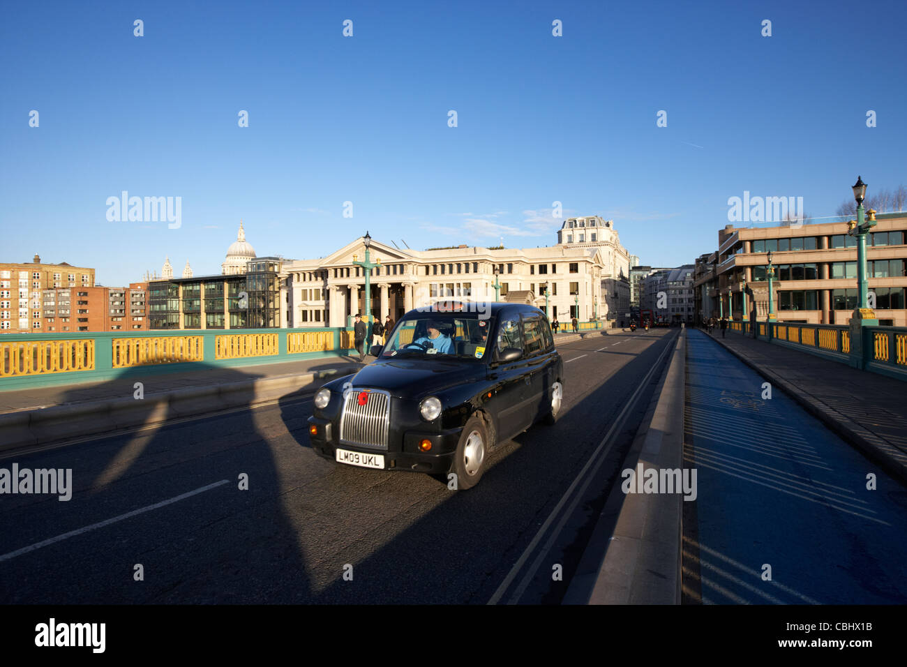 Black Cab londinese taxi viaggiano su Southwark Bridge passato ciclo vuoto lane in Londra England Regno Unito Regno Unito Foto Stock