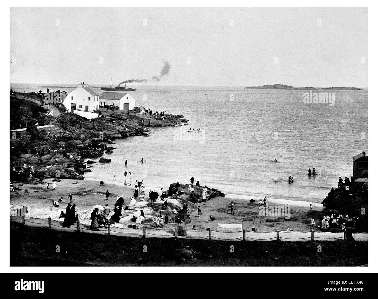 Luogo balneare Portrush porto città balneare Antrim Irlanda del Nord beach nave a vapore vaporizzatore Bay Harbor Foto Stock