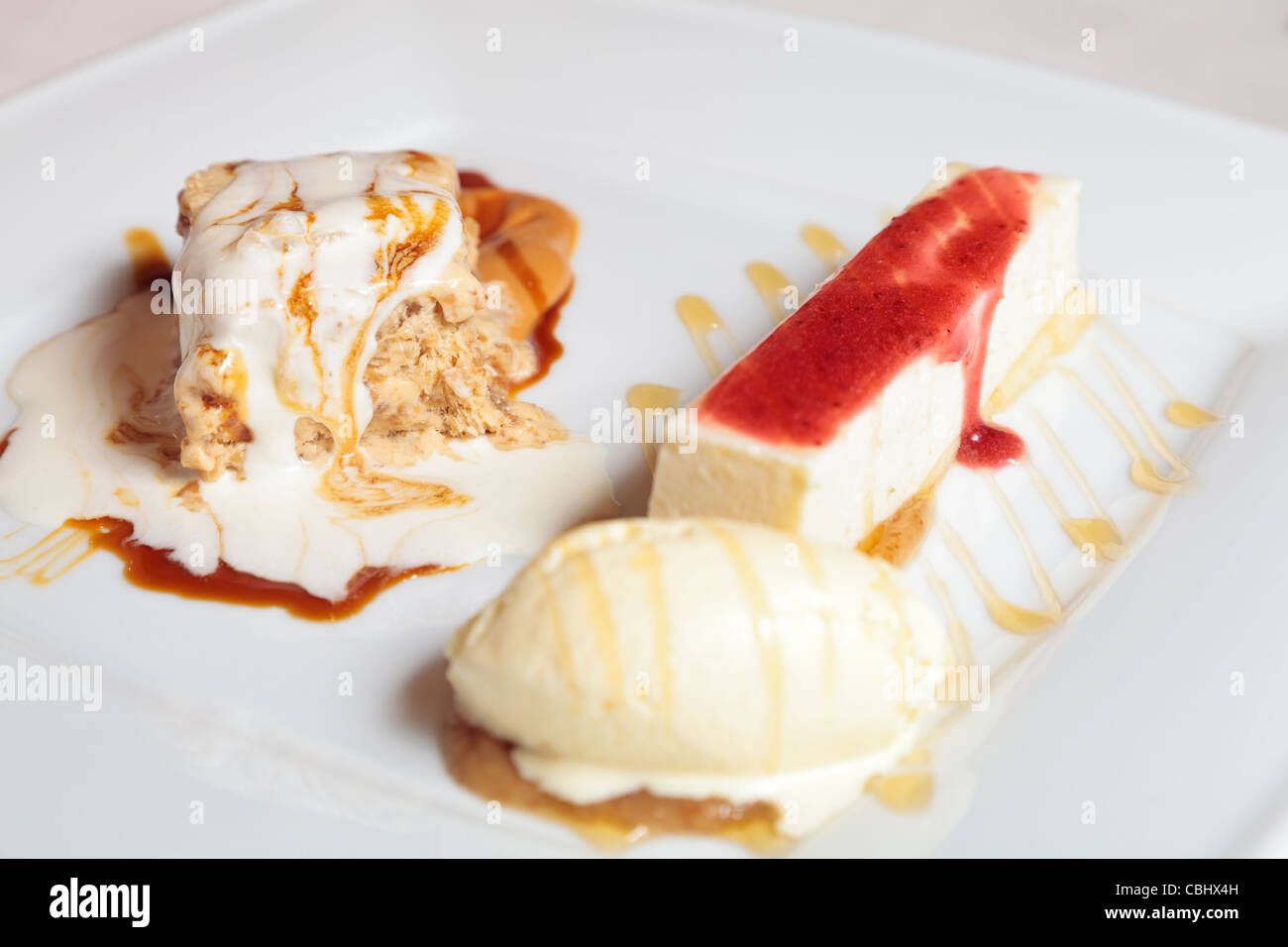 Una selezione di dessert, fig gelato, torta di formaggio e gelato alla vaniglia Foto Stock