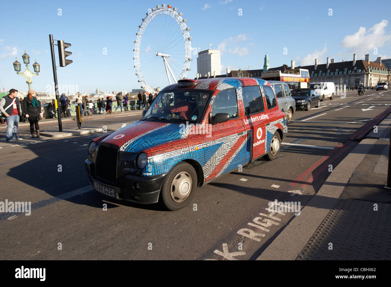 Black Cab londinese taxi con bandiera europea pubblicità sul Westminster Bridge in centro a Londra England Regno Unito Regno Unito Foto Stock