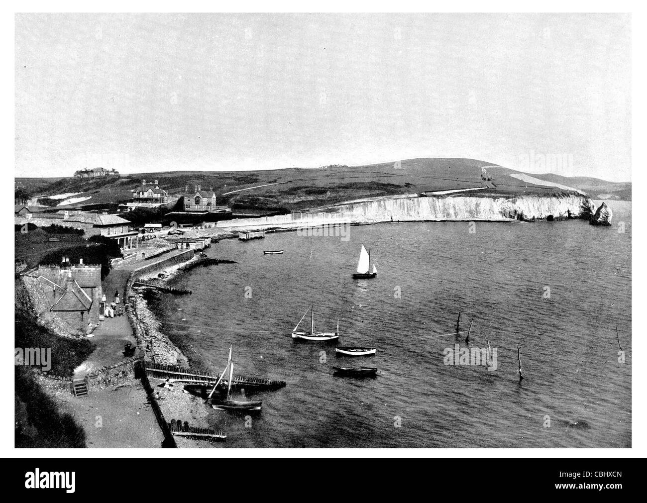 La baia di acqua dolce cove village Isola di Wight in Inghilterra chalk cliffs Barca a Vela Barca a vela con pesca beach Foto Stock