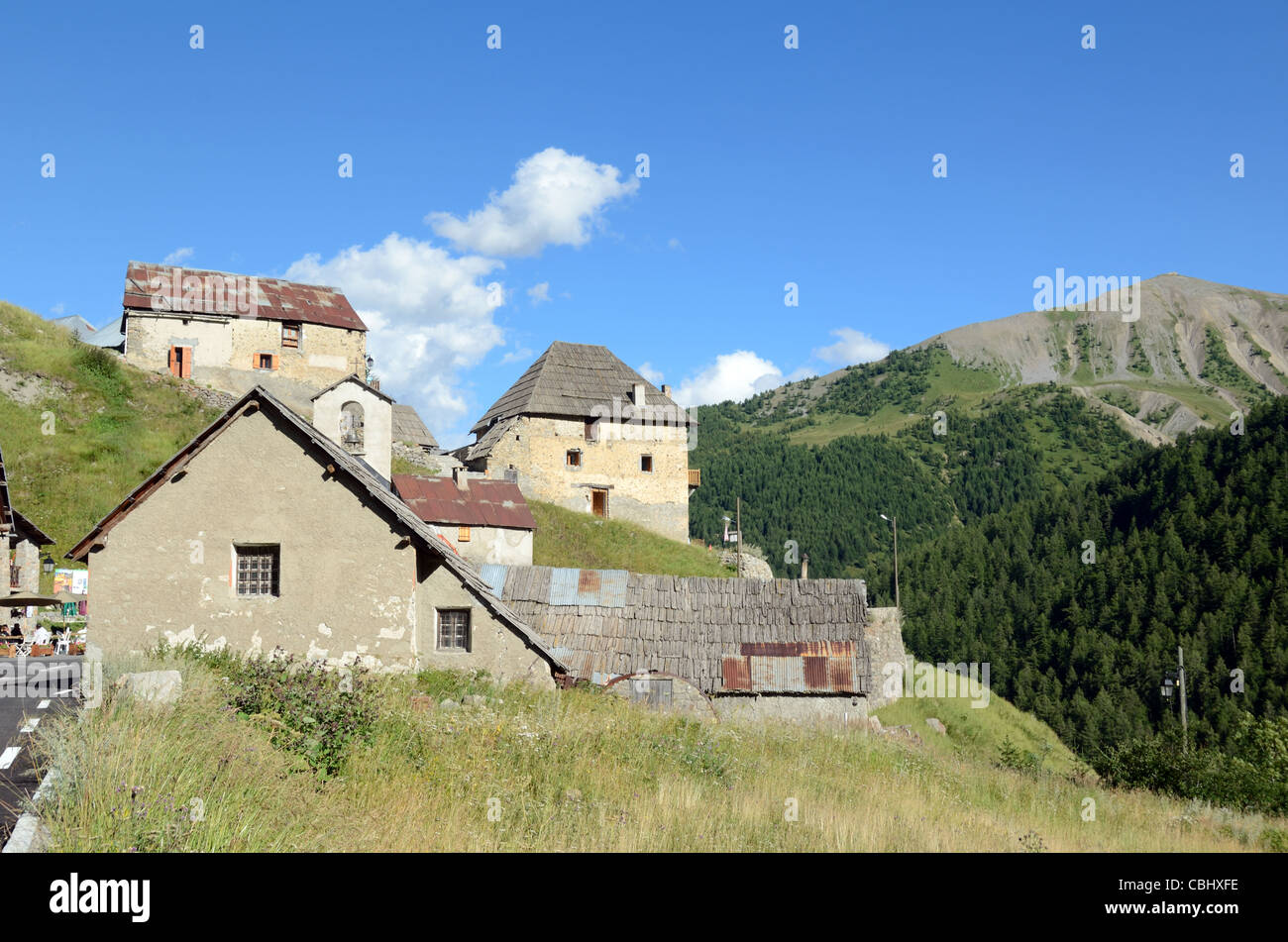 Bousieyas, villaggio alpino o frazione, all'estremità sud della Route de la Bonette, valle del Tinée, Alpes-Maritimes, Francia Foto Stock