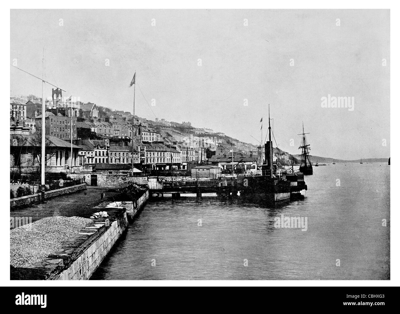 Queenstown Shore Cobh città portuale costa nella contea di Cork in Irlanda Cork Harbour nave a vapore vaporizzatore porto traghetti dock Foto Stock