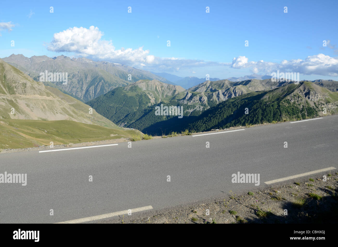 Abbandonata la strada alpina, Route de la Bonette, una delle strade più alto in Europa, sulle Alpi francesi, Francia Foto Stock