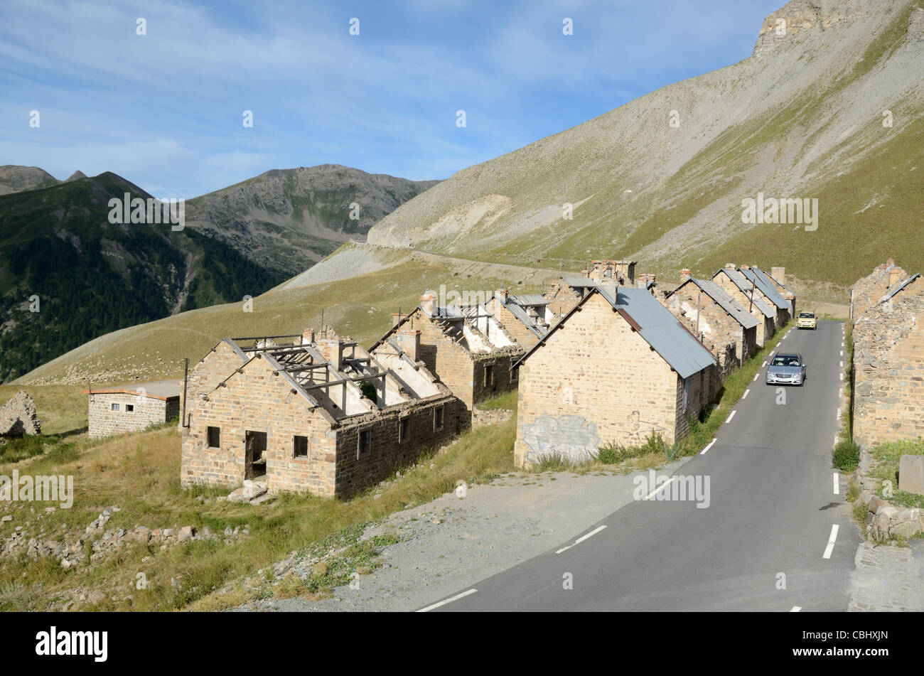 In rovina e abbandonata militari di Camp des Fourches, Route de la Bonette, una delle strade più alto in Europa, sulle Alpi francesi, Francia Foto Stock