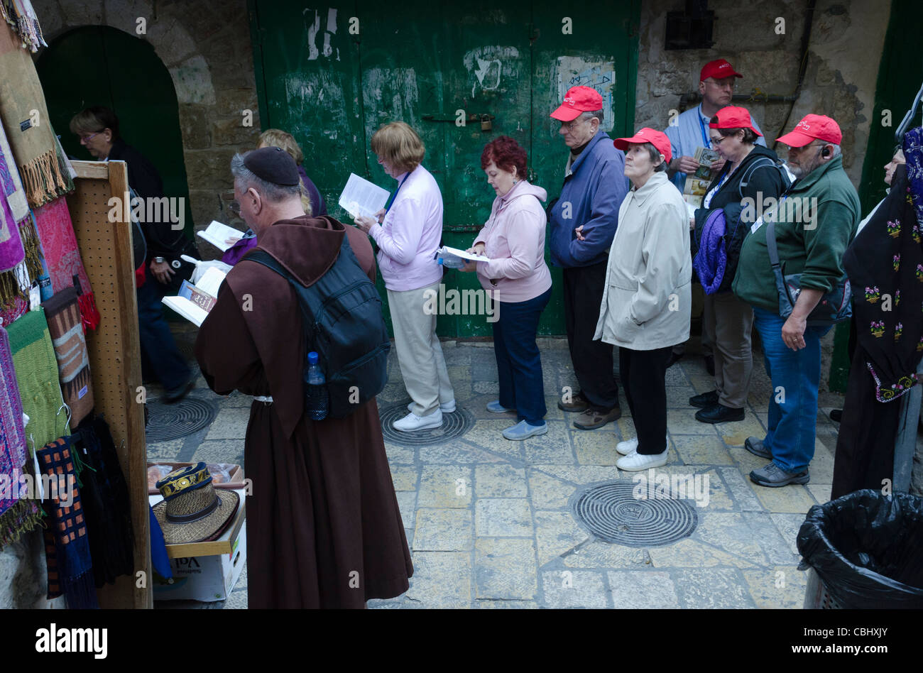 Gruppo di pellegrini con il sacerdote prega sulla via della croce. Gerusalemme vecchia città. Israele Foto Stock