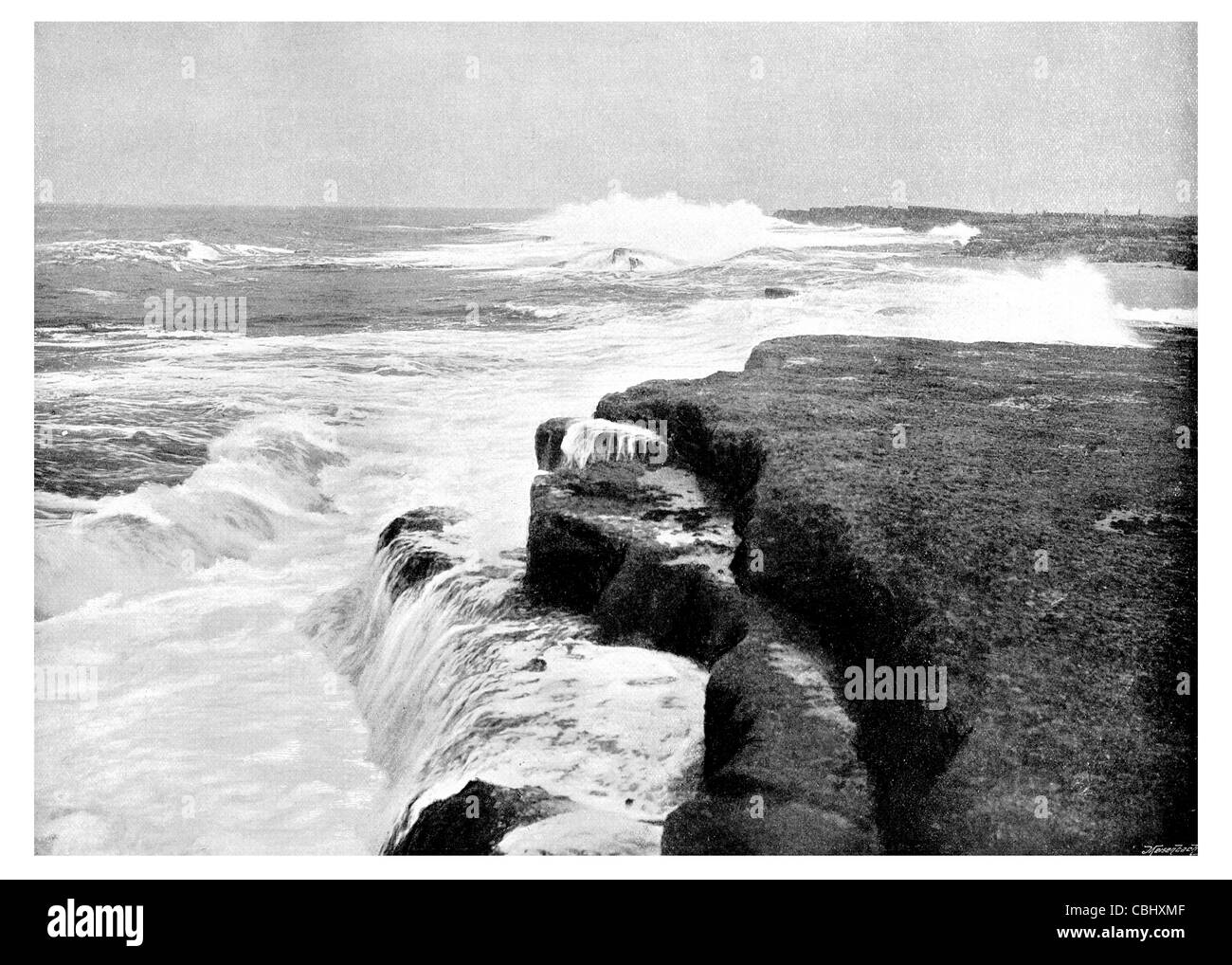 Filey Brigg North Yorkshire Inghilterra costa del Mare del Nord spiaggia tempesta si infrangono onde d'onda acque bianche rocce rocciose Foto Stock