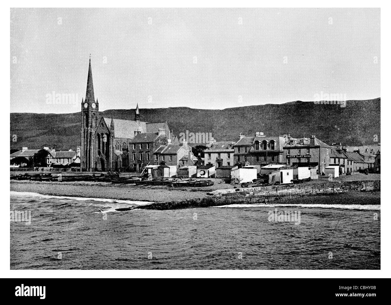 Largs città Firth of Clyde Ayrshire in Scozia località balneare pier chiesa cappella parrocchiale Foto Stock