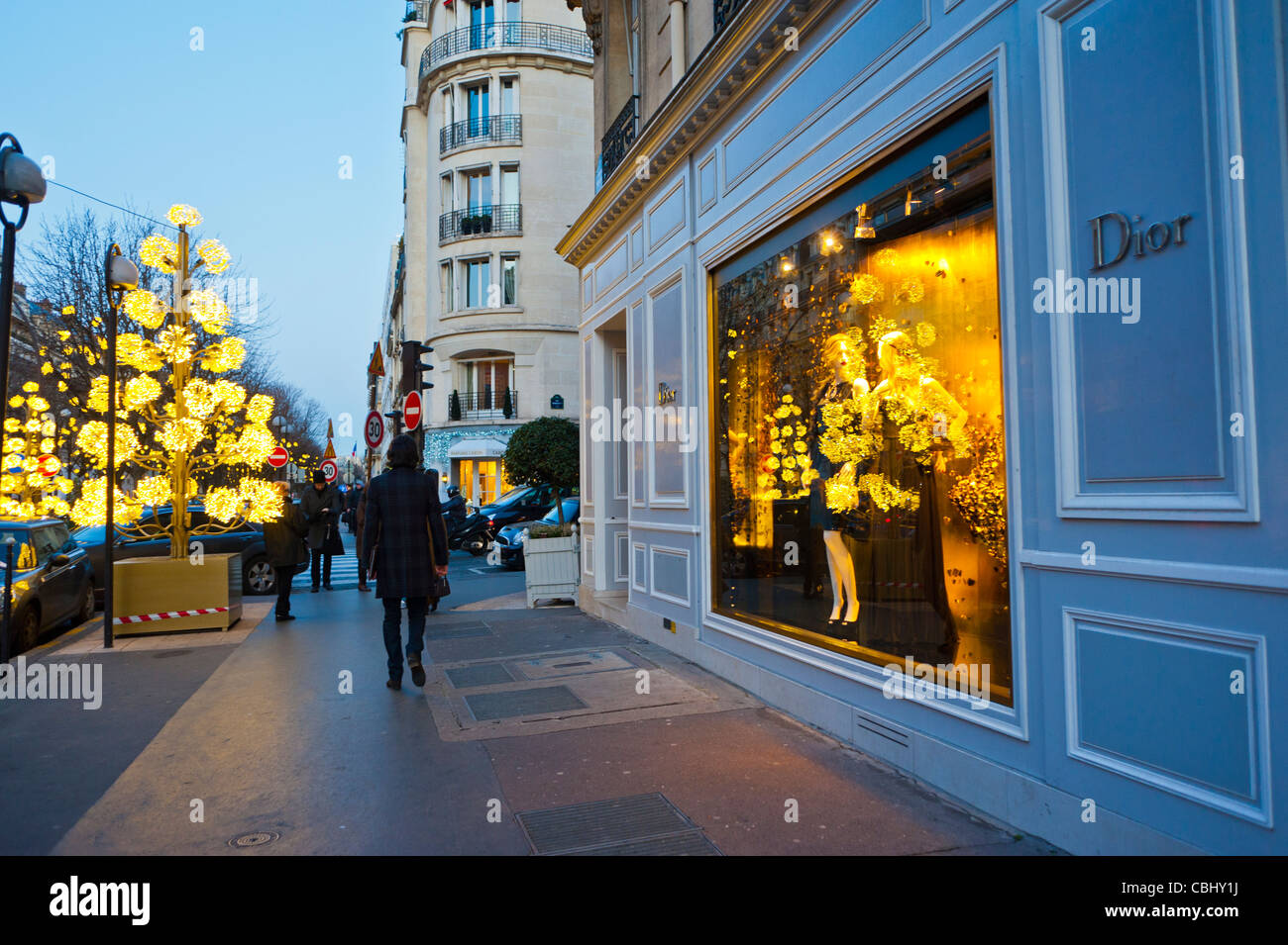 Parigi, Francia, vista grandangolare, shopping natalizio di lusso, Christian Dior Store, vetrine, Avenue Montaigne, Storefront, Street scene notturne Foto Stock