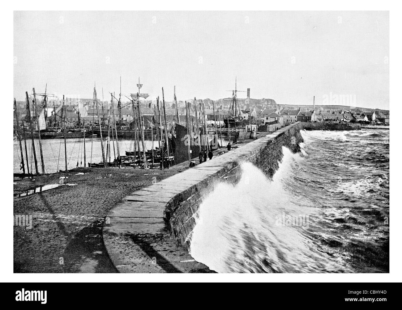 Arbroath Aberbrothock royal burgh Angus Scozia costa del Mare del Nord della flotta di pesca Darsena Porto di schiantarsi onda storm Foto Stock