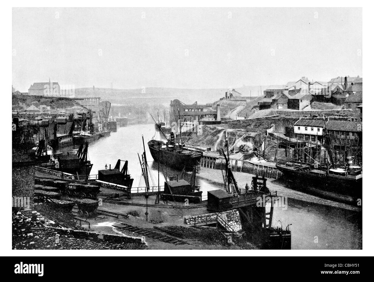 Sunderland Tyne and Wear Inghilterra fiume porta usura trading sale di carbone di navi mercantili cargo dock Harbor Freight gru Foto Stock