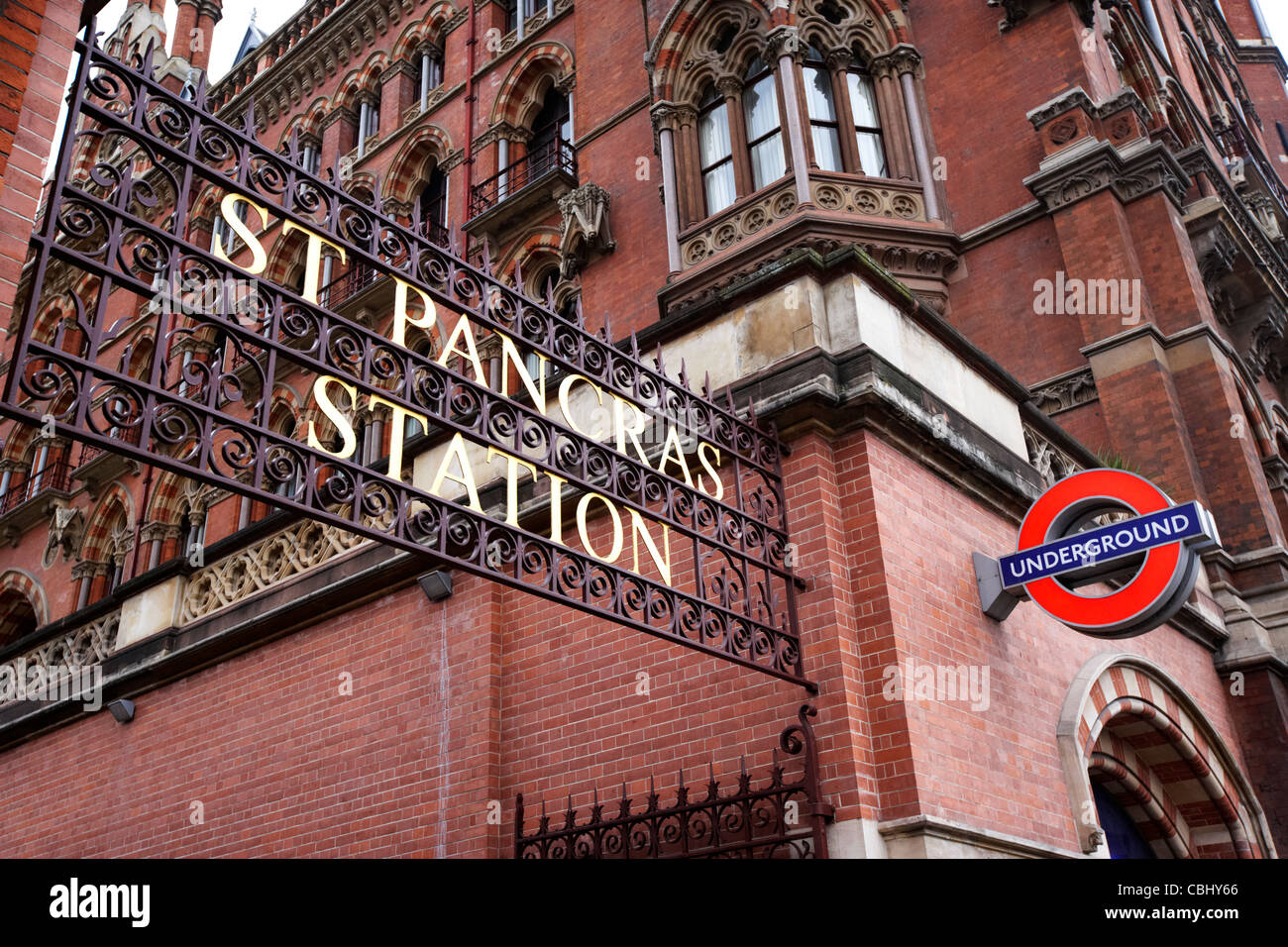 Stazione ferroviaria internazionale di St Pancras rail station Londra Inghilterra Regno Unito Regno Unito Foto Stock