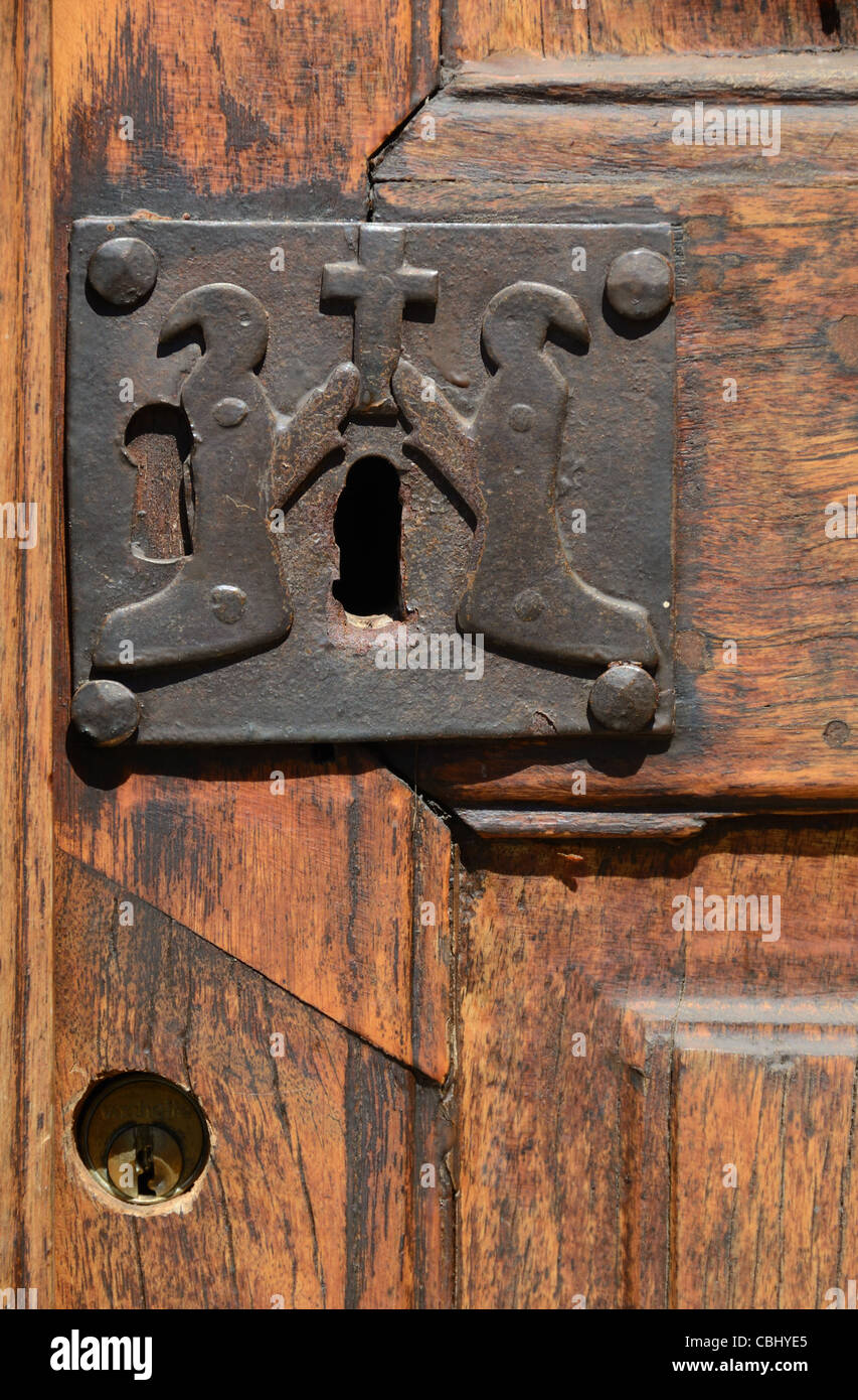 Vecchia serratura con Christian penitenti, porta della Cappella dei Penitenti Bianchi (1492), La Tour o La Tour-sur-Tinée, Alpes-Maritimes Foto Stock