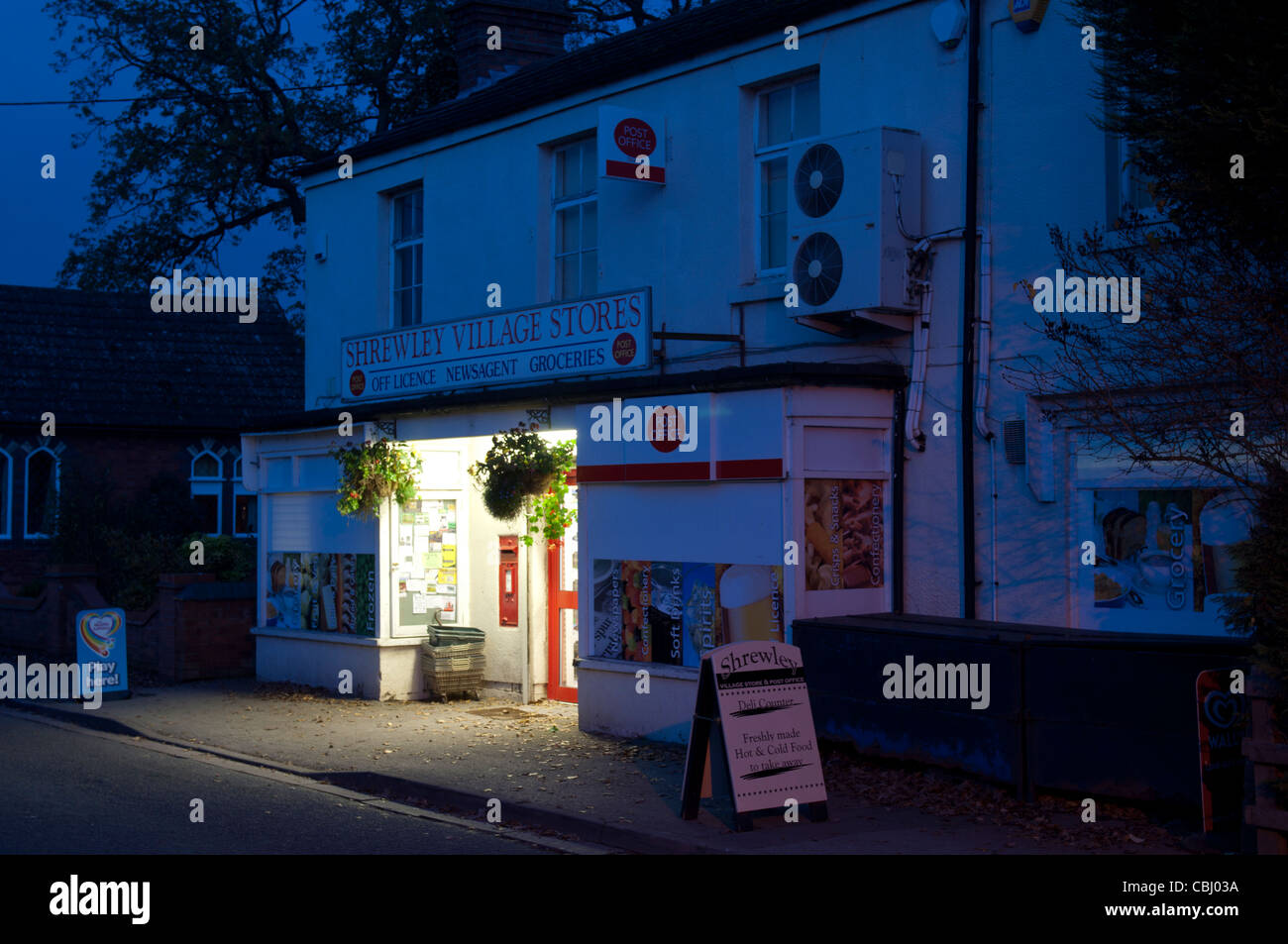 Villaggio Shrewley memorizza al crepuscolo, Warwickshire, Inghilterra, Regno Unito Foto Stock