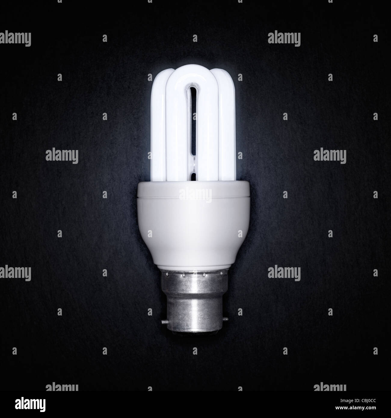 Luminose Energy Saver lampadina di luce su uno sfondo scuro Foto Stock