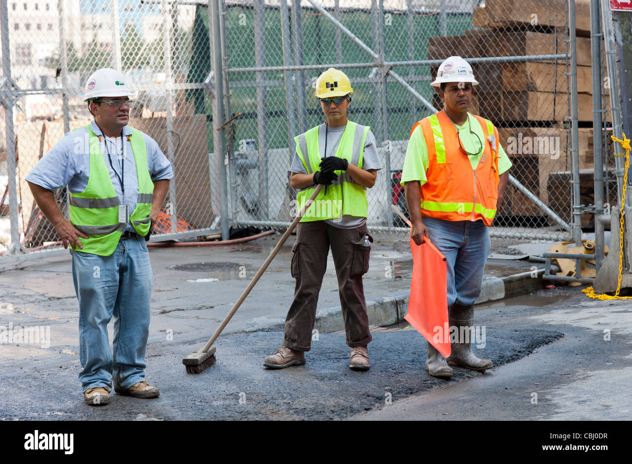 Lavoratori edili in stand by l ingresso del World Trade Center sito in costruzione nella città di New York. Foto Stock
