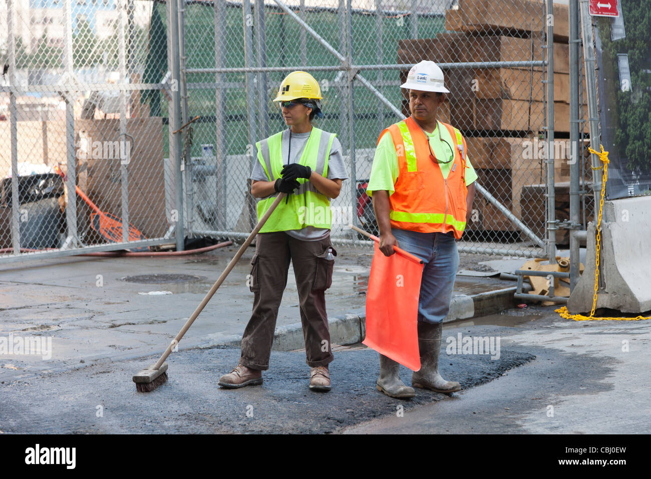 Lavoratori edili in stand by l ingresso del World Trade Center sito in costruzione nella città di New York. Foto Stock
