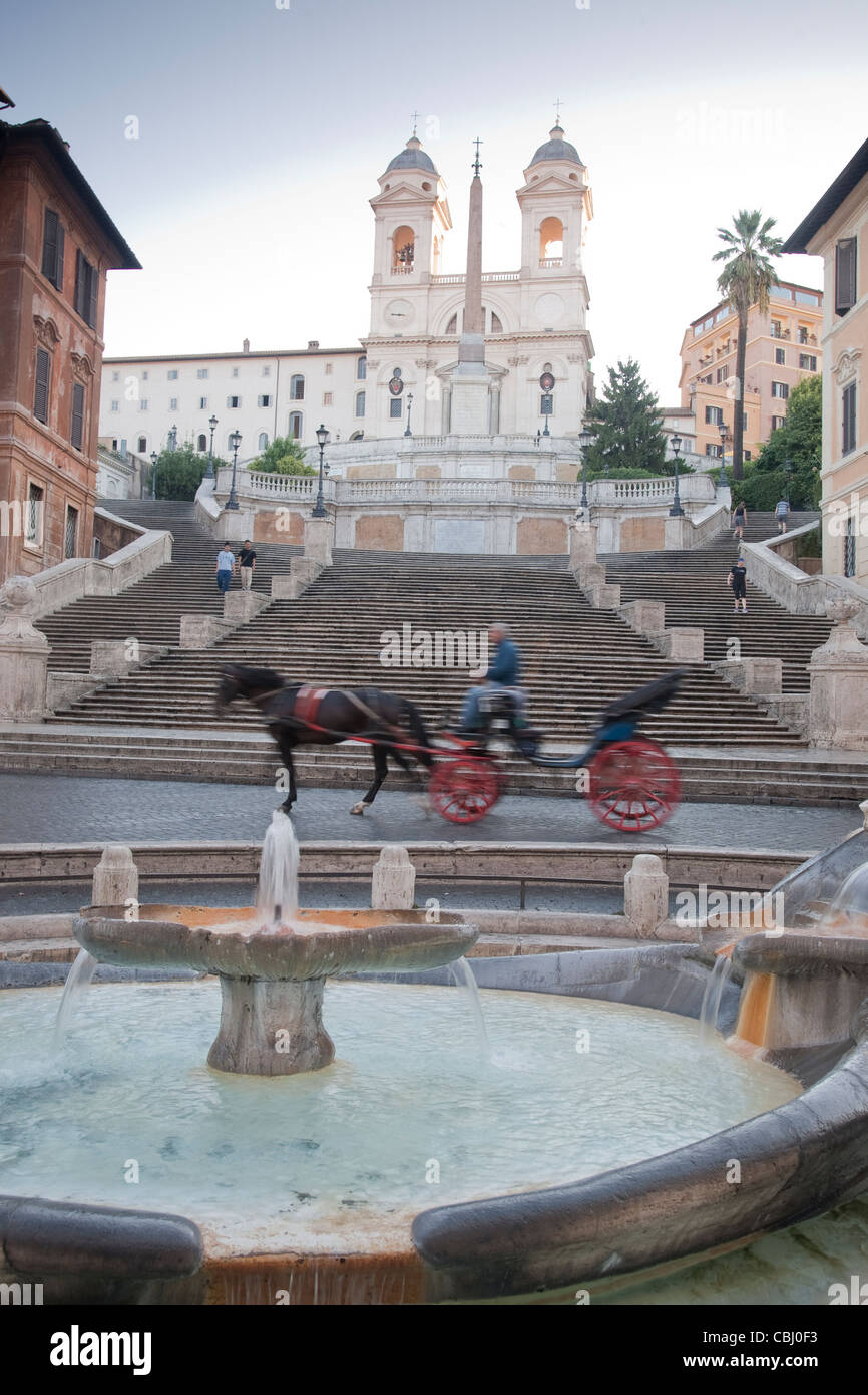 Scalinata di piazza di Spagna e la Chiesa della Trinita dei Monti Chiesa; Roma; Italia Foto Stock