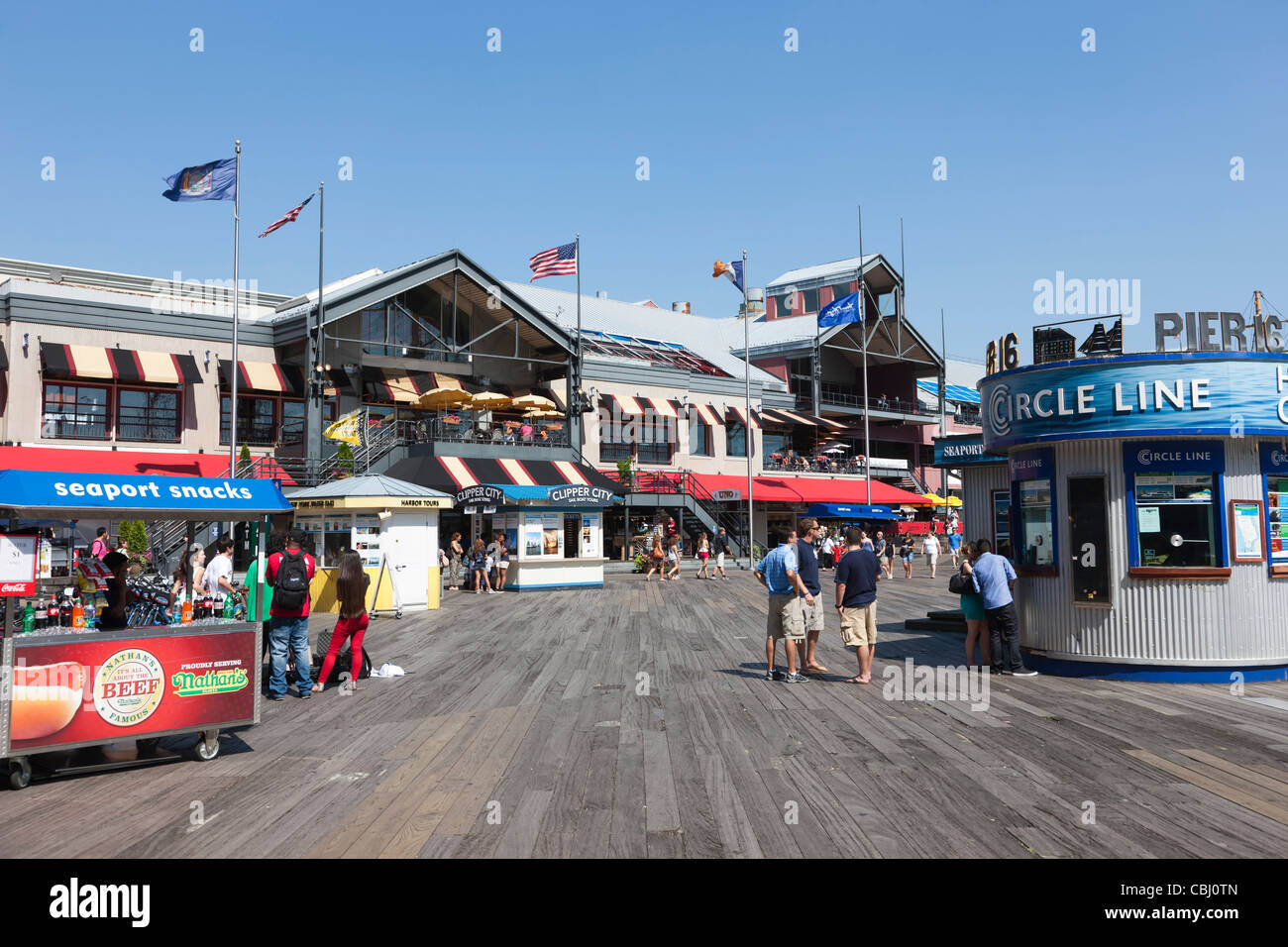 La gente visita South Street Seaport un pomeriggio estivo nella città di New York. Foto Stock