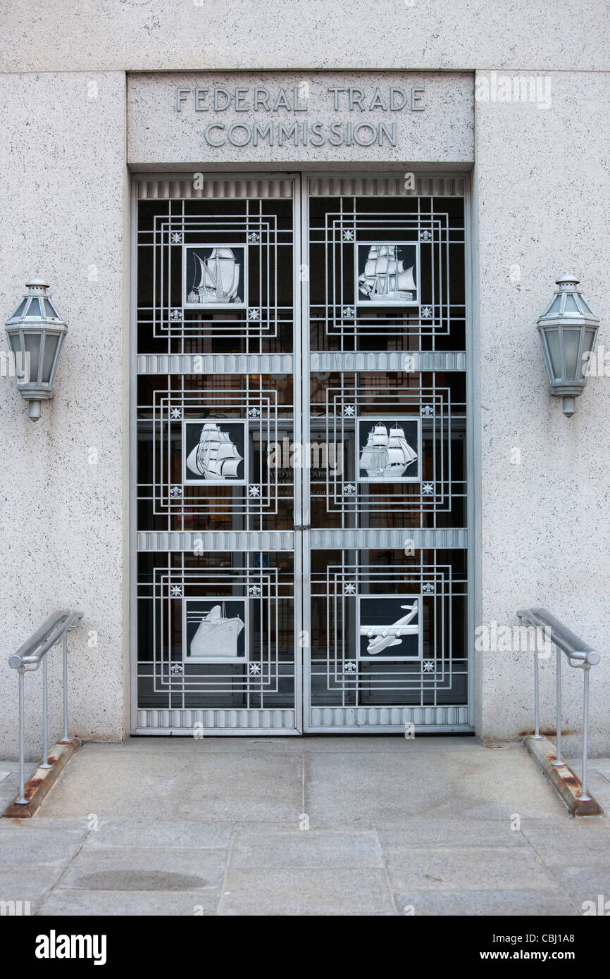 Uno dei nello stile art deco porte della Commissione federale del commercio edificio in Washington, DC. Foto Stock