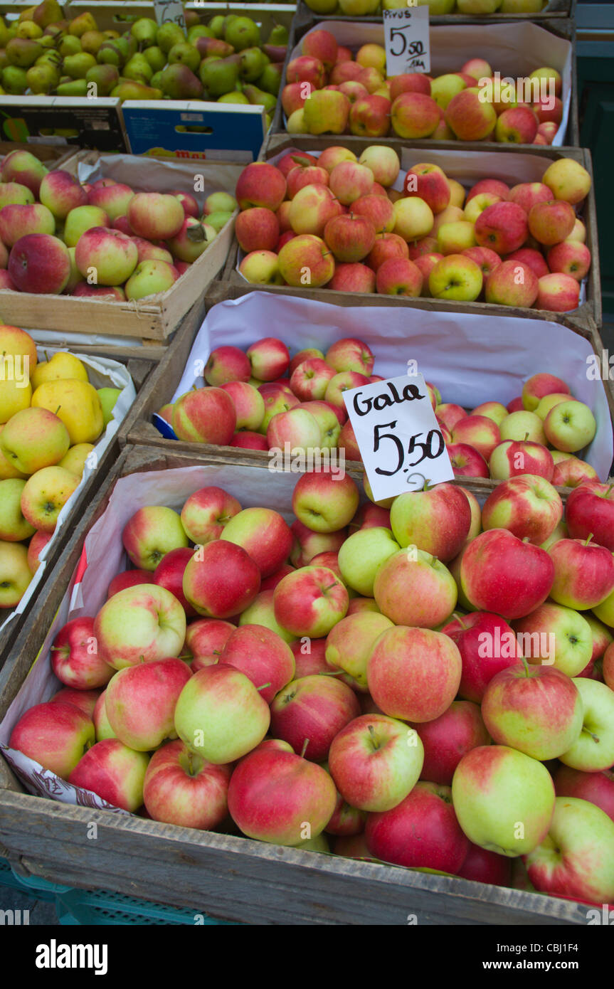 Lucidare le mele al mercato il prossimo a Hala Targowa il principale mercato hall centrale di Pomerania occidentale di Danzica Polonia settentrionale Europa Foto Stock