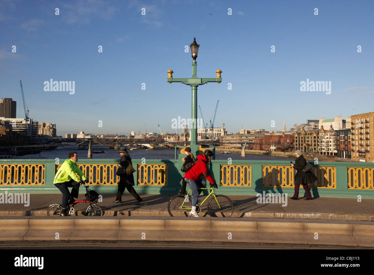 I ciclisti pendolari utilizzando la pista ciclabile su Southwark Bridge verso la città di Londra England Regno Unito Regno Unito Foto Stock