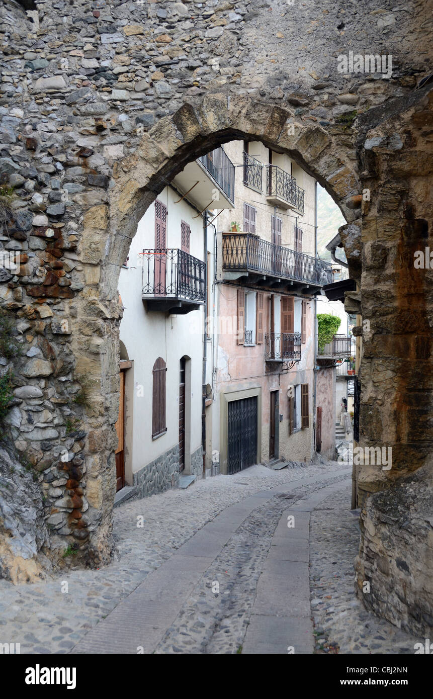 Tende, porta della città medievale e strada principale, Rue de France, nel centro storico medievale, Roya Valley Alpes-Maritimes Francia Foto Stock