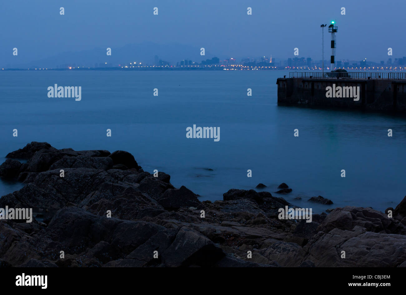 Isola Wharf notte,mare, di nebbia,beach,l'alba,Stone Island, il Mare della Cina del Sud, Qingdao,ZhuChadao,pietra sagomata,gate lento,B, Foto Stock