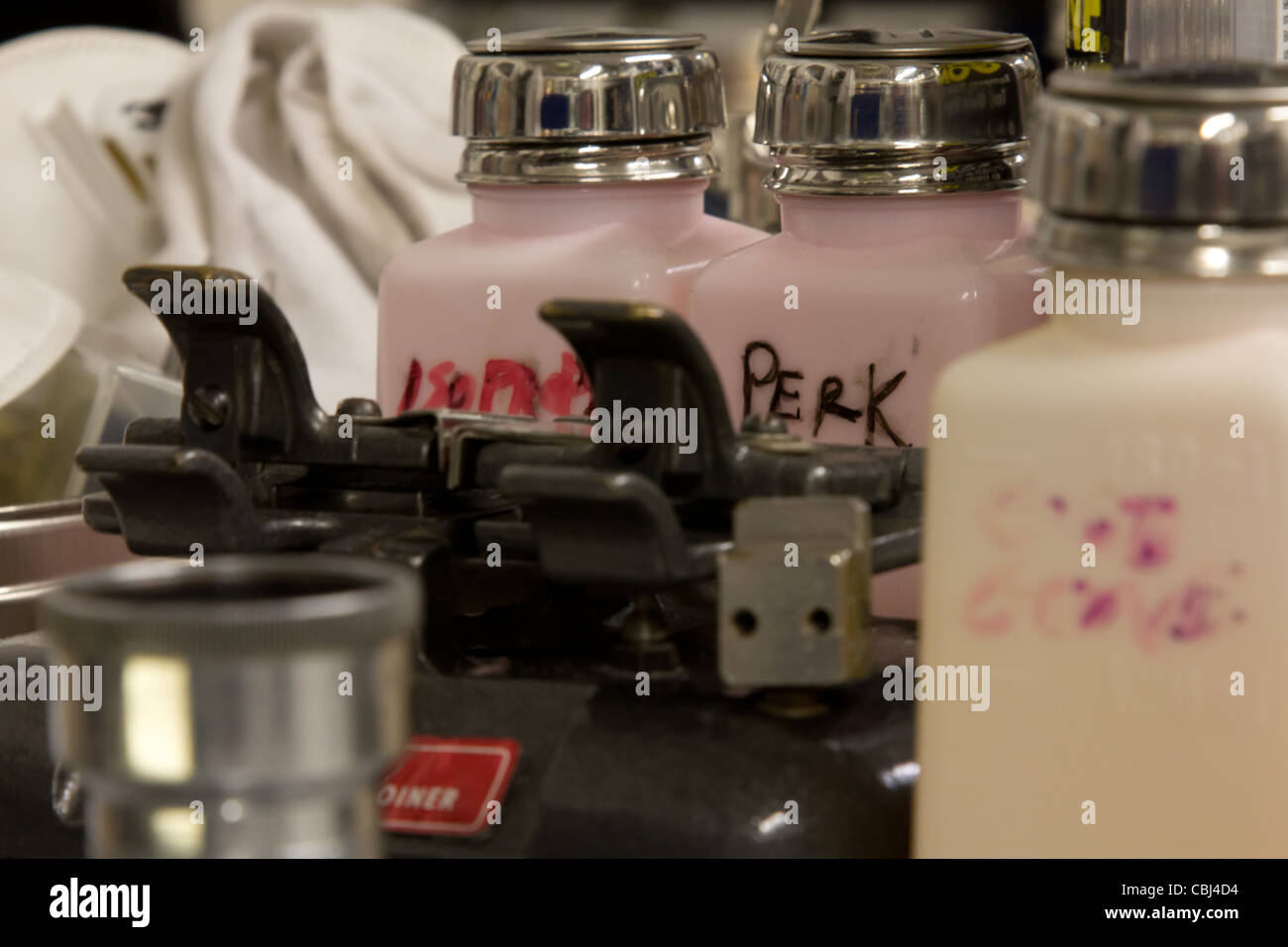 Film splicer e prodotti chimici in un Archivio film Foto Stock