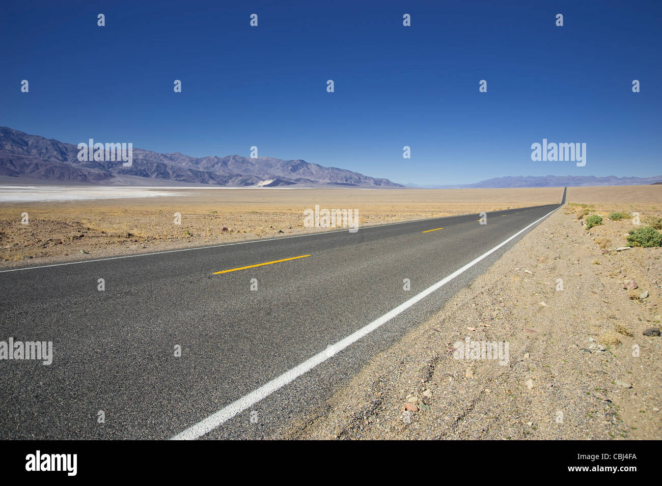 Aperta lunga autostrada deserta, Nevada USA Foto Stock