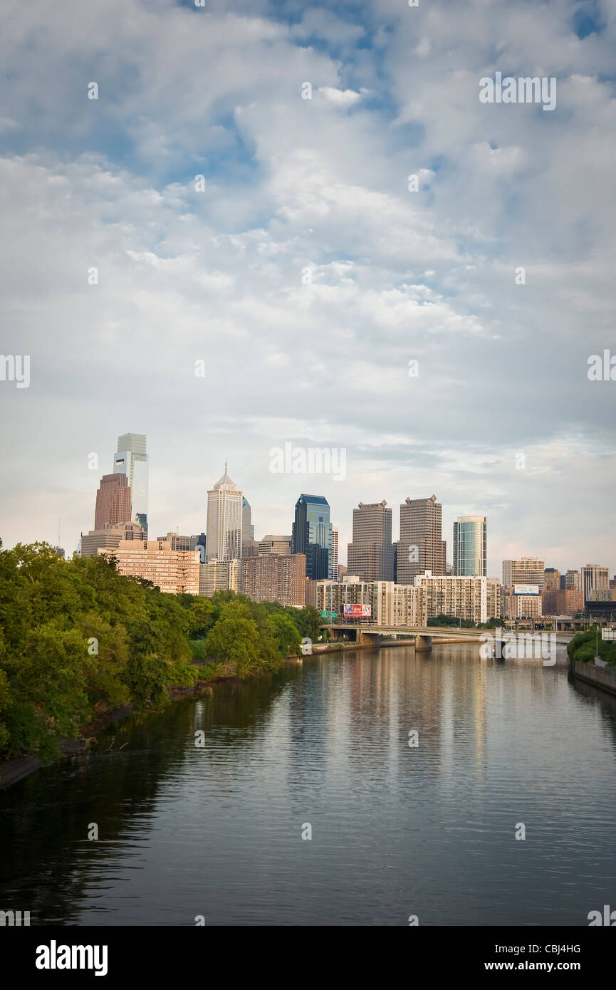 Lo Skyline di Philadelphia Paesaggio con fiume Schuylkill Foto Stock