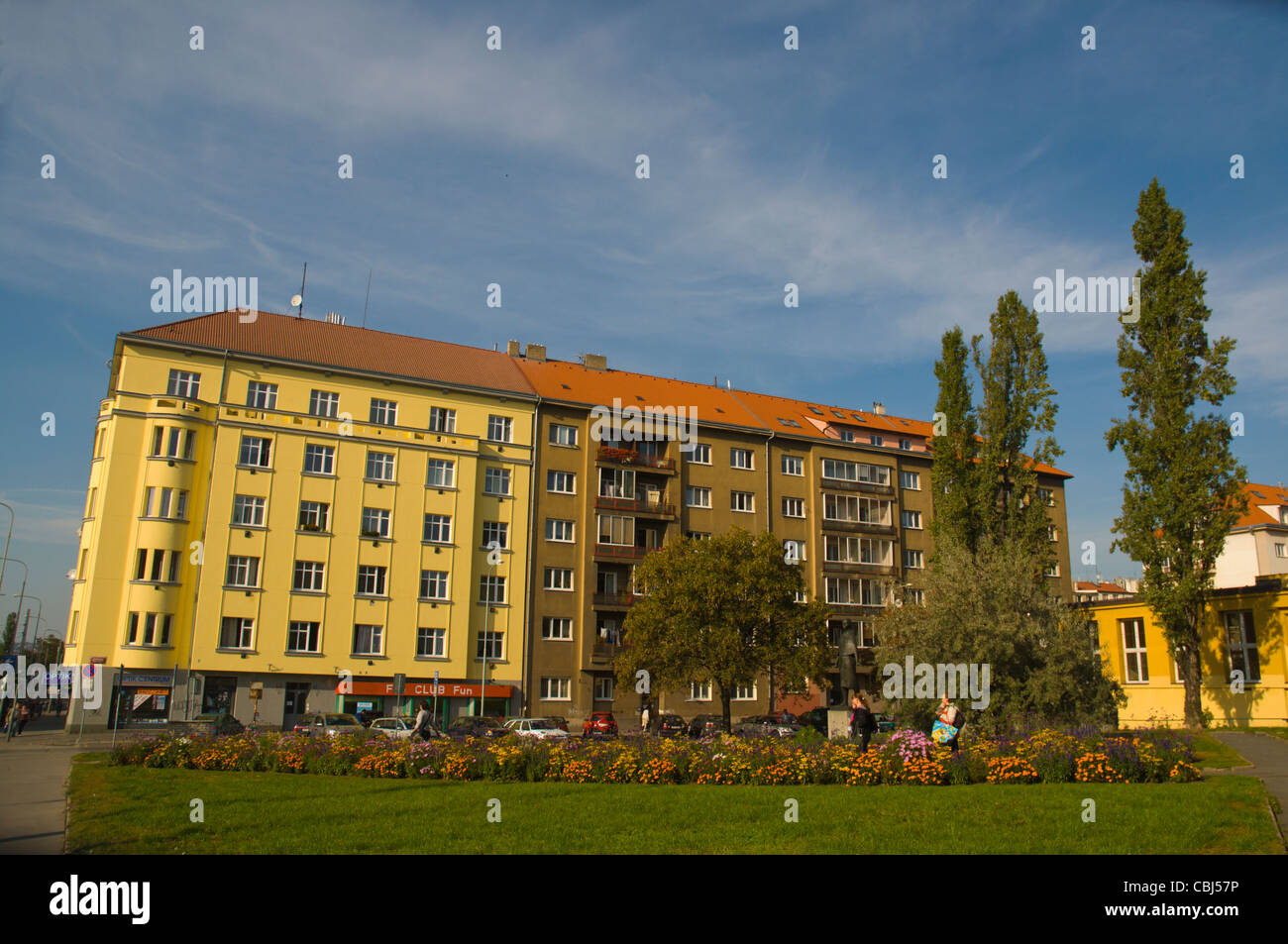 Piccolo parco lungo Jana Zelivskeho street Zizkov quartiere Praga Repubblica Ceca Europa Foto Stock