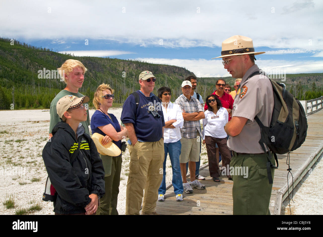 Ranger del Parco dando un gruppo di tour informazioni su Upper Geyser Basin nel Parco Nazionale di Yellowstone, Wyoming negli Stati Uniti. Foto Stock