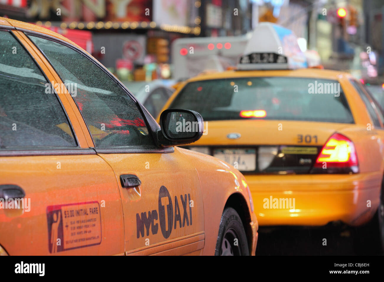 Giallo iconico New York City taxi, Broadway e Times Square NYC, STATI UNITI D'AMERICA Foto Stock