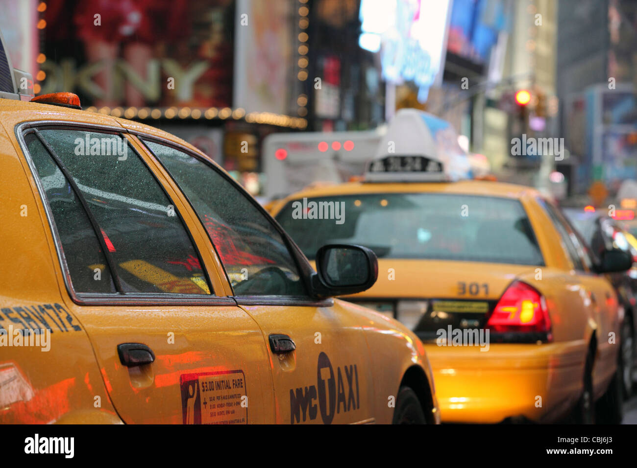 Giallo iconico New York City taxi, Broadway e Times Square NYC, STATI UNITI D'AMERICA Foto Stock