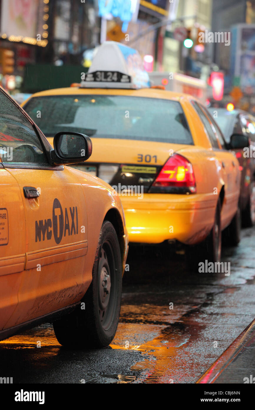 Giallo iconico New York City taxi, Broadway e Times Square NYC, STATI UNITI D'AMERICA Foto Stock