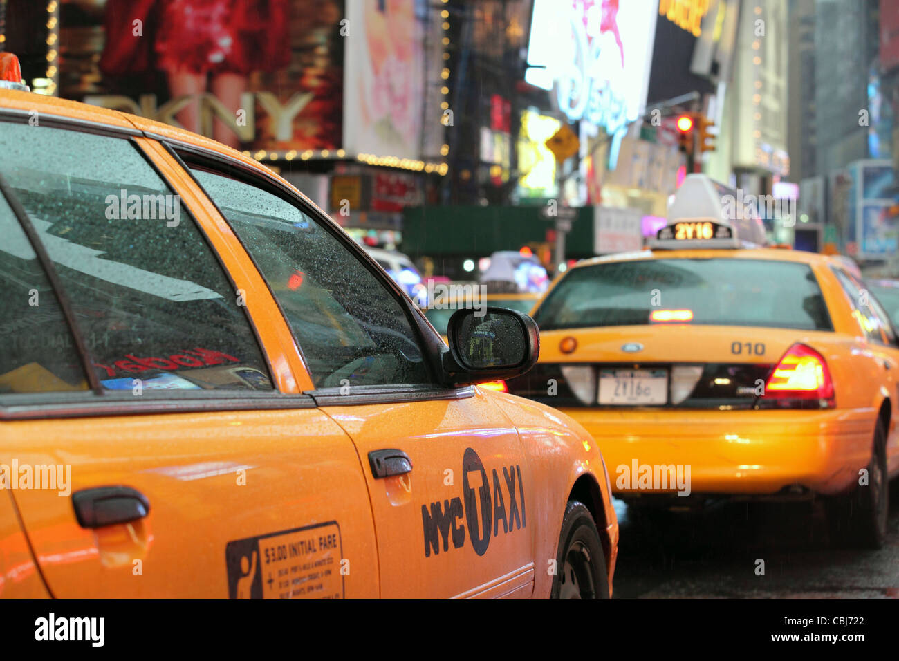 Giallo iconico New York City taxi, Broadway e Times Square NYC, STATI UNITI D'AMERICA Foto Stock