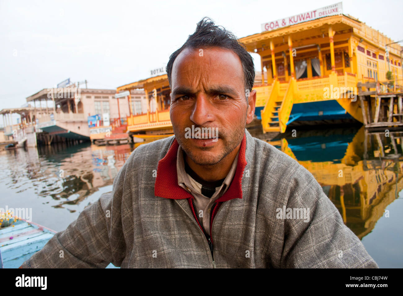 Un abitante del Kashmir equitazione nel lago Nagin, Kashmir Foto Stock