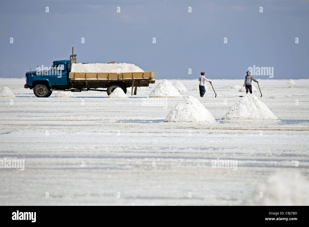Per la produzione di sale a la distesa di sale Salar de Uyuni / Salar de Tunupa sul altipiano, Altiplano, Bolivia Foto Stock