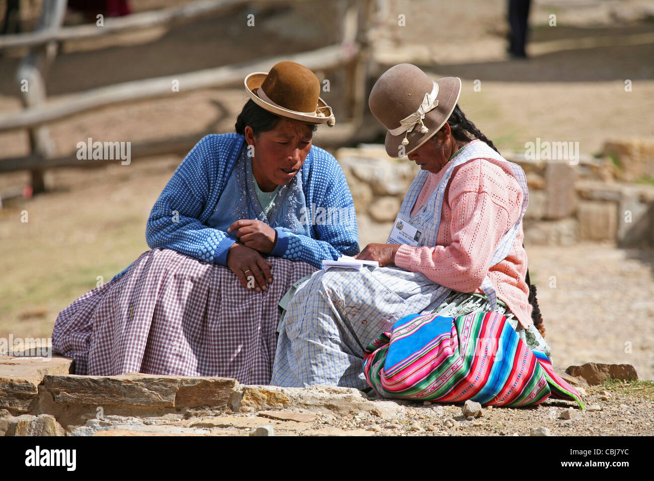 Vestito tradizionale nativo donne boliviano con cappello bowler in Bolivia Foto Stock