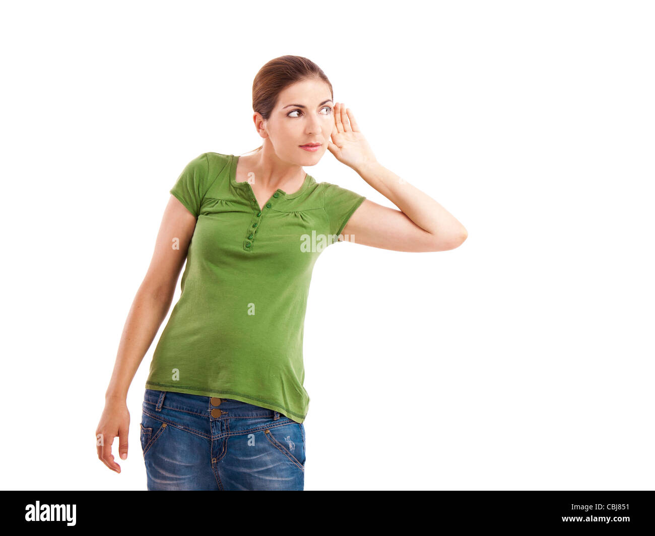Donna ascoltando qualcosa con la mano sull'orecchio, isolato su bianco Foto Stock