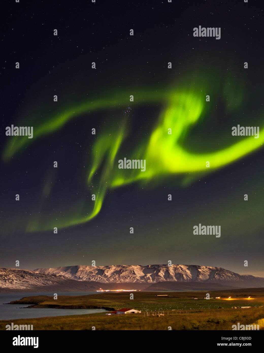 Aurora Boreale su montagne e terreni agricoli, Eyjafjordur, Islanda Foto Stock