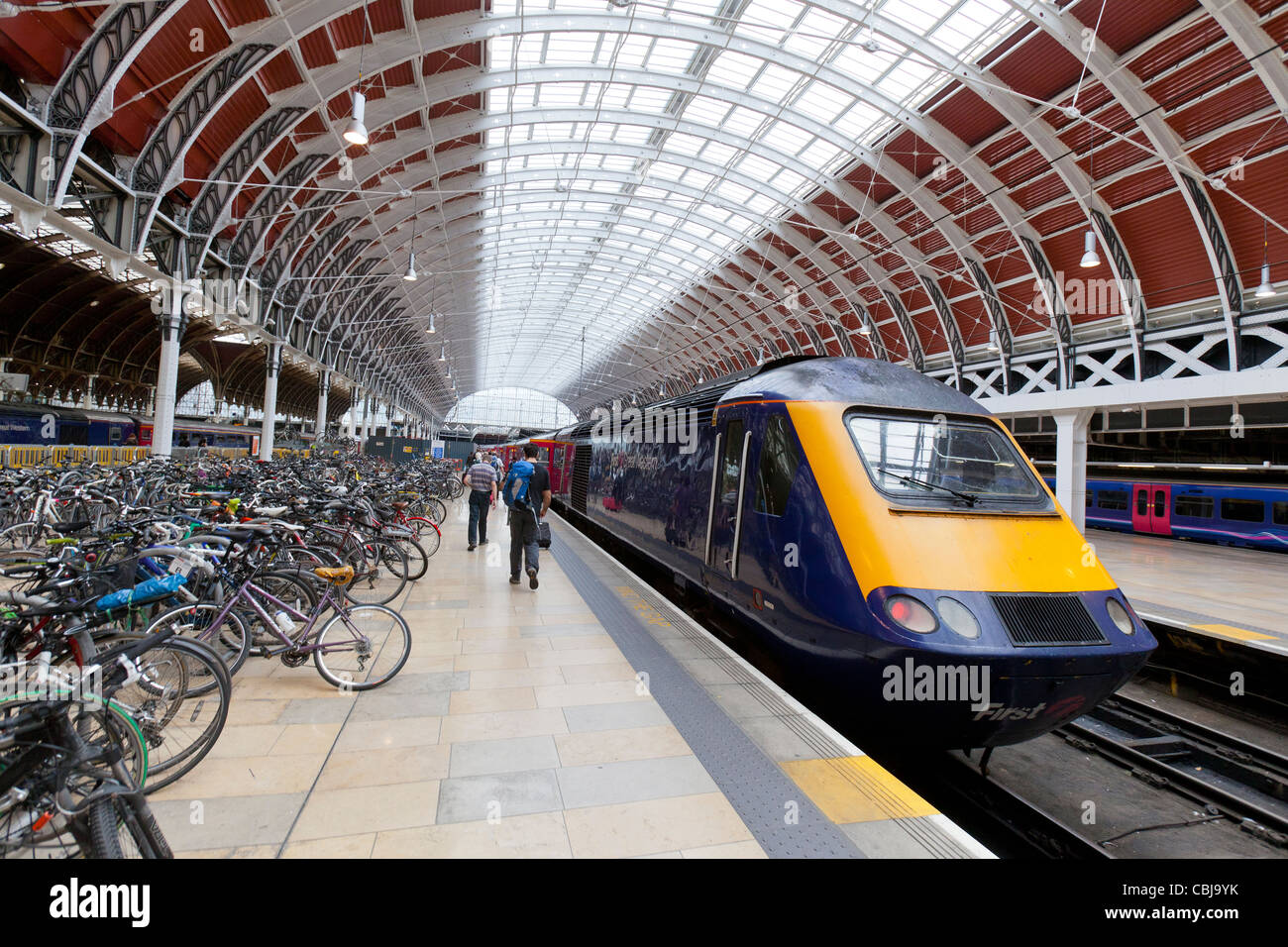 I passeggeri pendolari e i viaggiatori nella stazione ferroviaria di Paddington a Londra, Inghilterra. Foto Stock