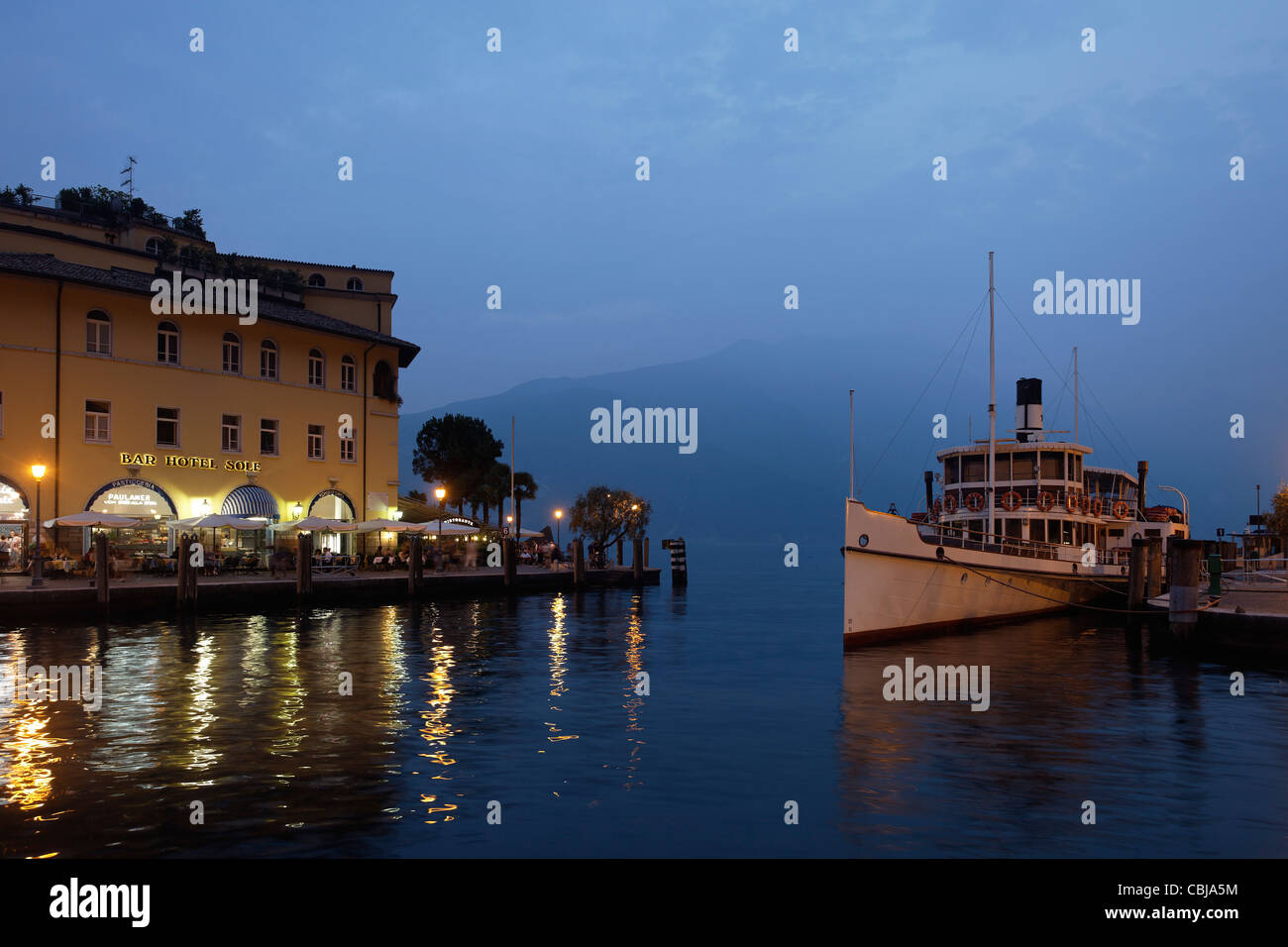 Quay in serata, ruota a palette vaporizzatore presso il molo, Riva, il Lago di Garda e Trento, Italia Foto Stock