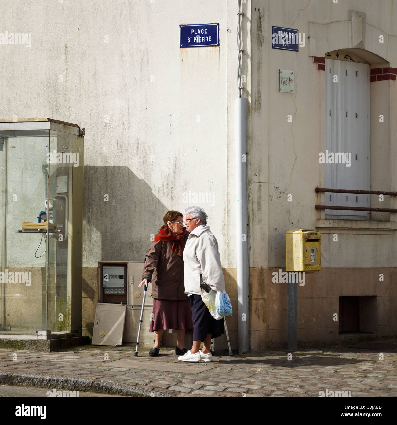 Conversazione tra due donne su un angolo di strada, Francia Foto Stock