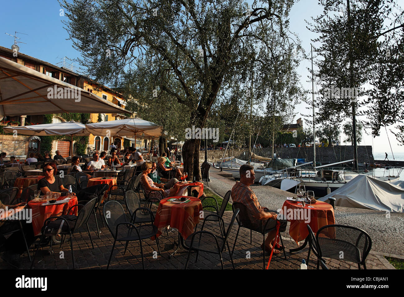 Le persone al di fuori seduta, Cafe, Torri del Benaco sul Lago di Garda, Veneto, Italia Foto Stock
