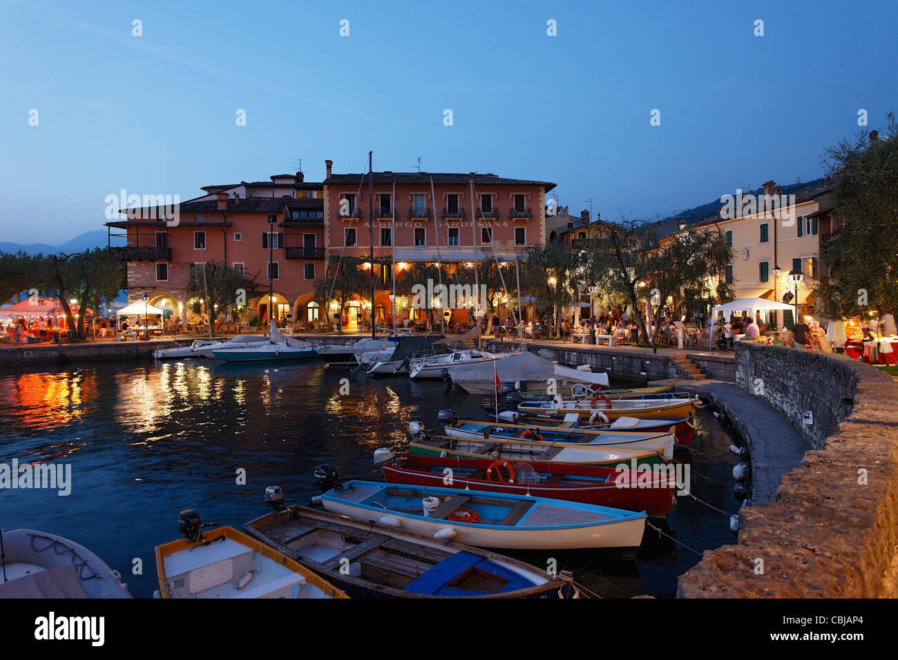 Ristoranti, Porto, Torri del Benaco sul Lago di Garda, Veneto, Italia Foto Stock