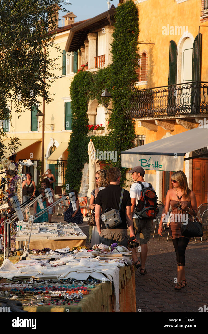 Donna, mercato, Torri del Benaco sul Lago di Garda, Veneto, Italia Foto Stock