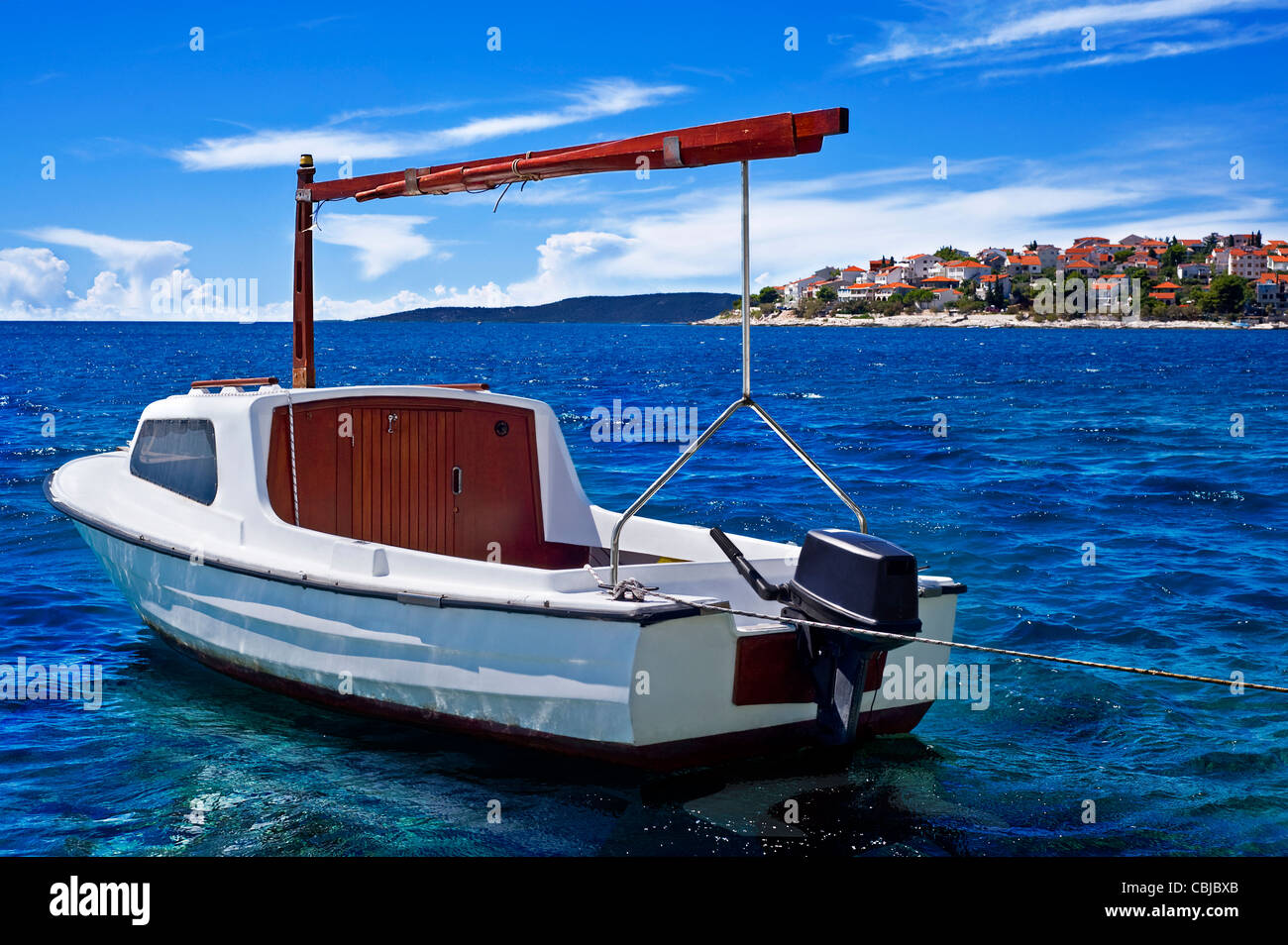 Barca e costiera tipica a Trogir, Croazia Foto Stock
