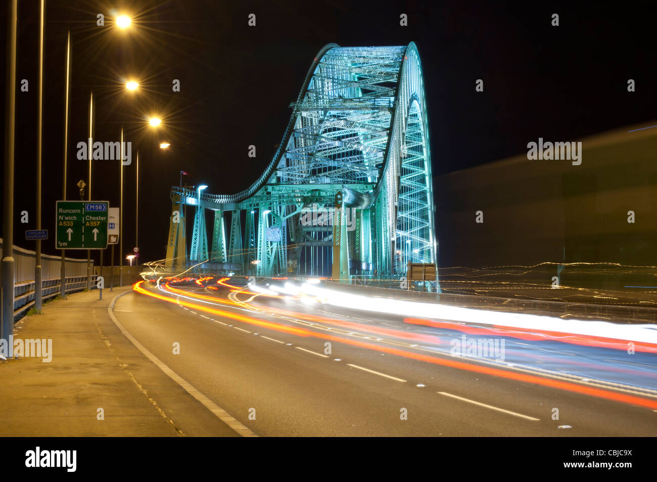 Widnes-Runcorn Silver Jubilee Bridge, fotografato di notte con una lunga esposizione per produrre luce-sentieri Foto Stock